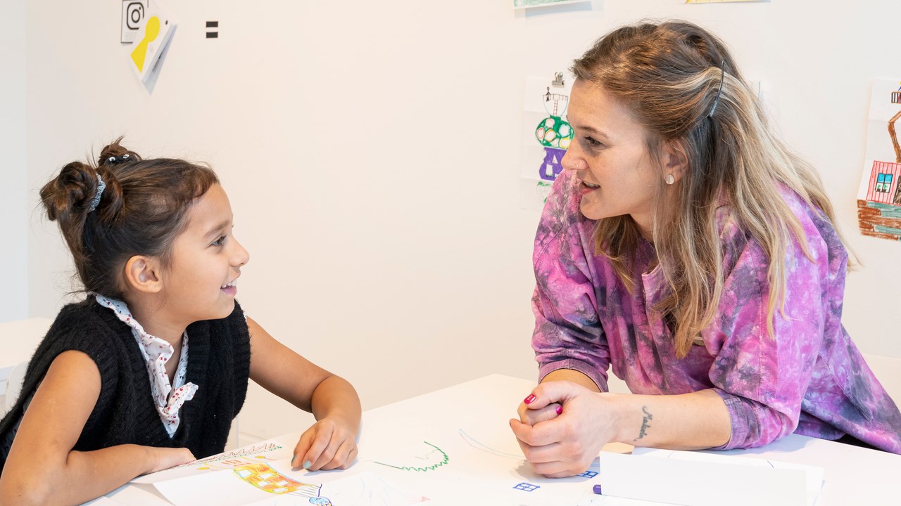 Konstpedagog Karin Jonsson handleder i Bildmuseets öppna bildverkstad.