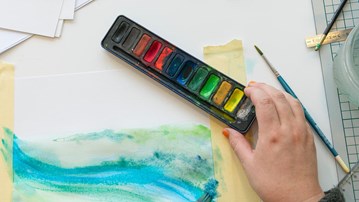 Besökare skapar i Bildmuseets öppna bildverkstad.